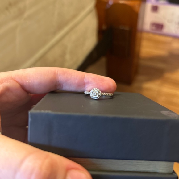 Engagement ring - Picture 3 of 4